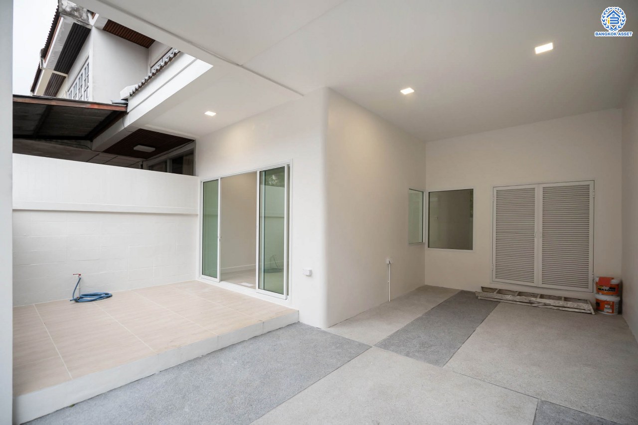 บ้านมือสองตกแต่งใหม่ โครงการ มิตรรุ่งเรือง จรัญสนิทวงศ์ เนื้อที่ 27 ตร.ว. ฟังก์ชัน 3 ห้องนอน 2 ห้องน้ำ จอดรถได้ 1 คัน บนทำเลศักยภาพ เชื่อมต่อหลายเส้นทาง ใกล้จุดขึ้นทางด่วน "ศรีรัช" และรถไฟฟ้าสายสีน้ำเงิน "สถานีไฟฉาย"